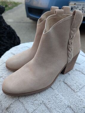 NWT Toms Beige Brushed Leather Pull On Heeled Booties Size 12